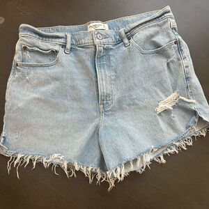 Abercrombie & Fitch 4 inch mom short
